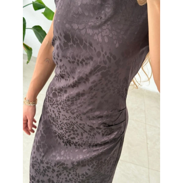 Jakarlı Saten Leopar Dokulu Kolsuz Maxi Boy Elbise