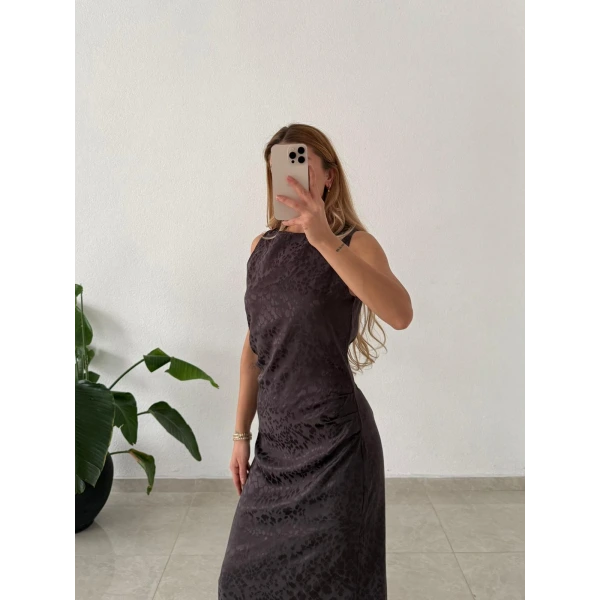 Jakarlı Saten Leopar Dokulu Kolsuz Maxi Boy Elbise