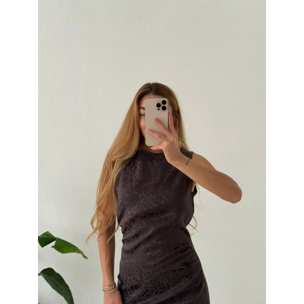Jakarlı Saten Leopar Dokulu Kolsuz Maxi Boy Elbise