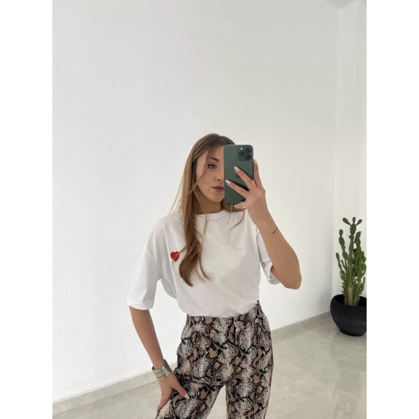 Kalp Nakışlı Pamuklu Tişört