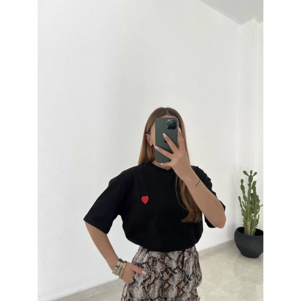 Kalp Nakışlı Pamuklu Tişört