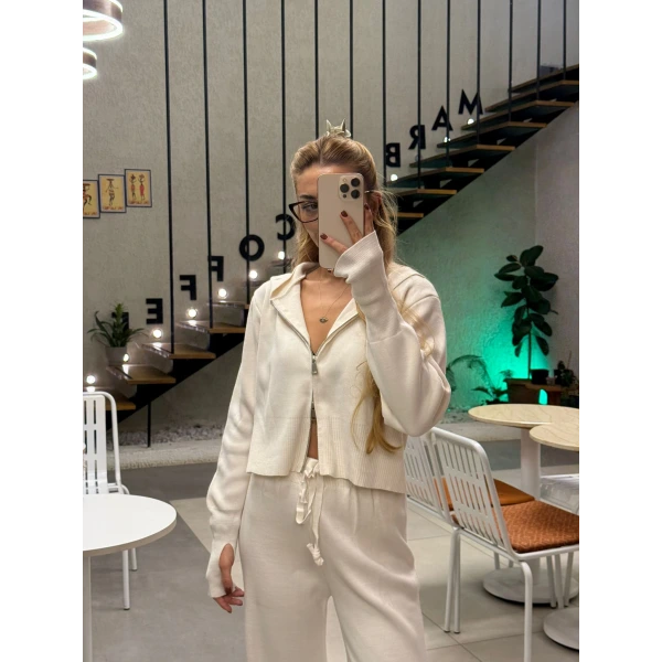 Parmak Geçmeli Kapüşonlu Triko Takım