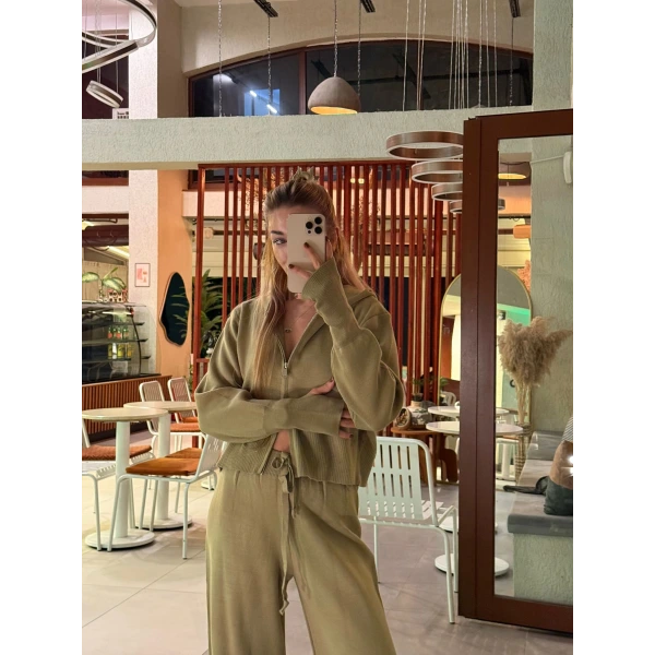 Parmak Geçmeli Kapüşonlu Triko Takım