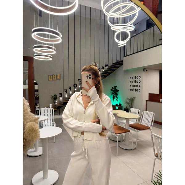 Parmak Geçmeli Kapüşonlu Triko Takım