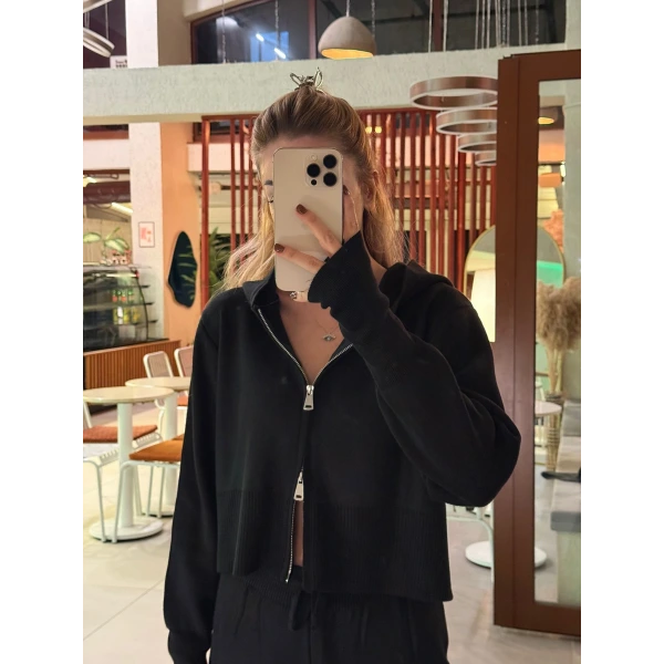 Parmak Geçmeli Kapüşonlu Triko Takım