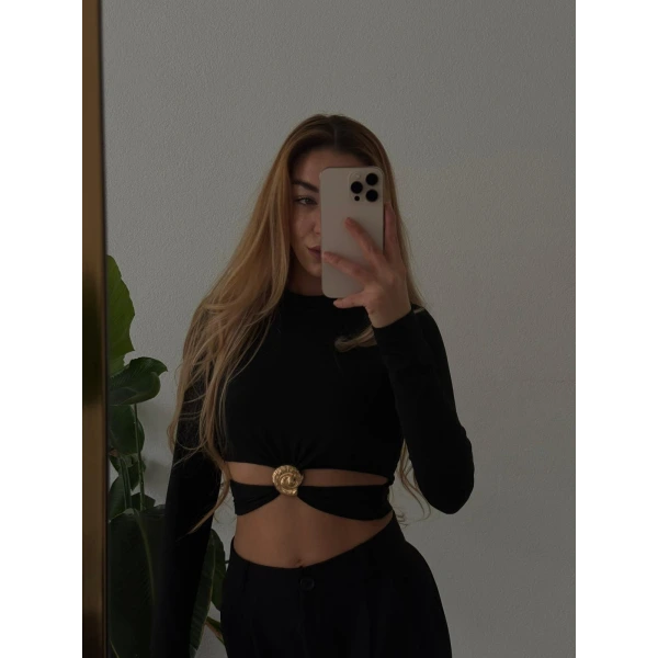 Pencereli Salyangoz Aksesuarlı Uzun Kollu Crop