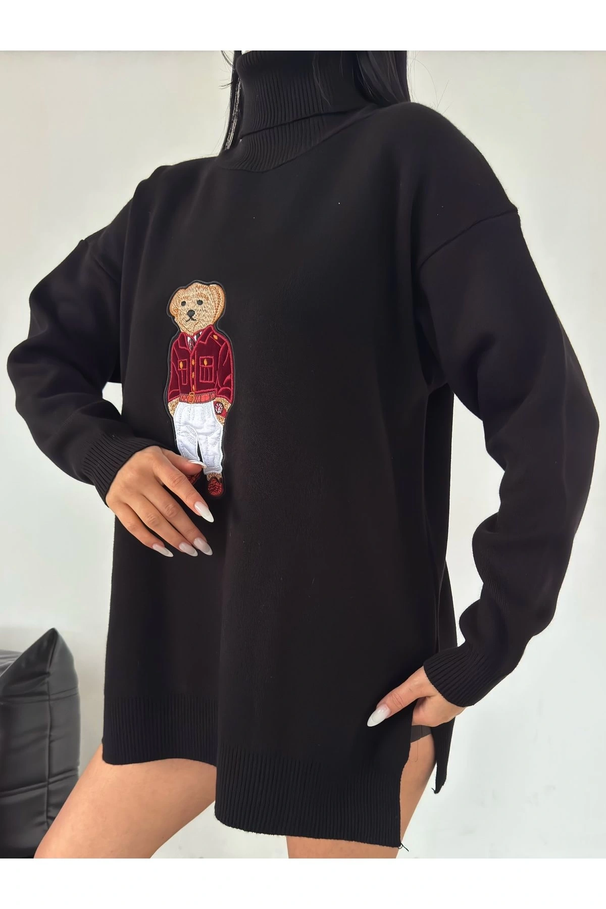 Kadın Siyah Oversize Ayıcıklı Oversize Balıkçı Yaka Triko Kazak