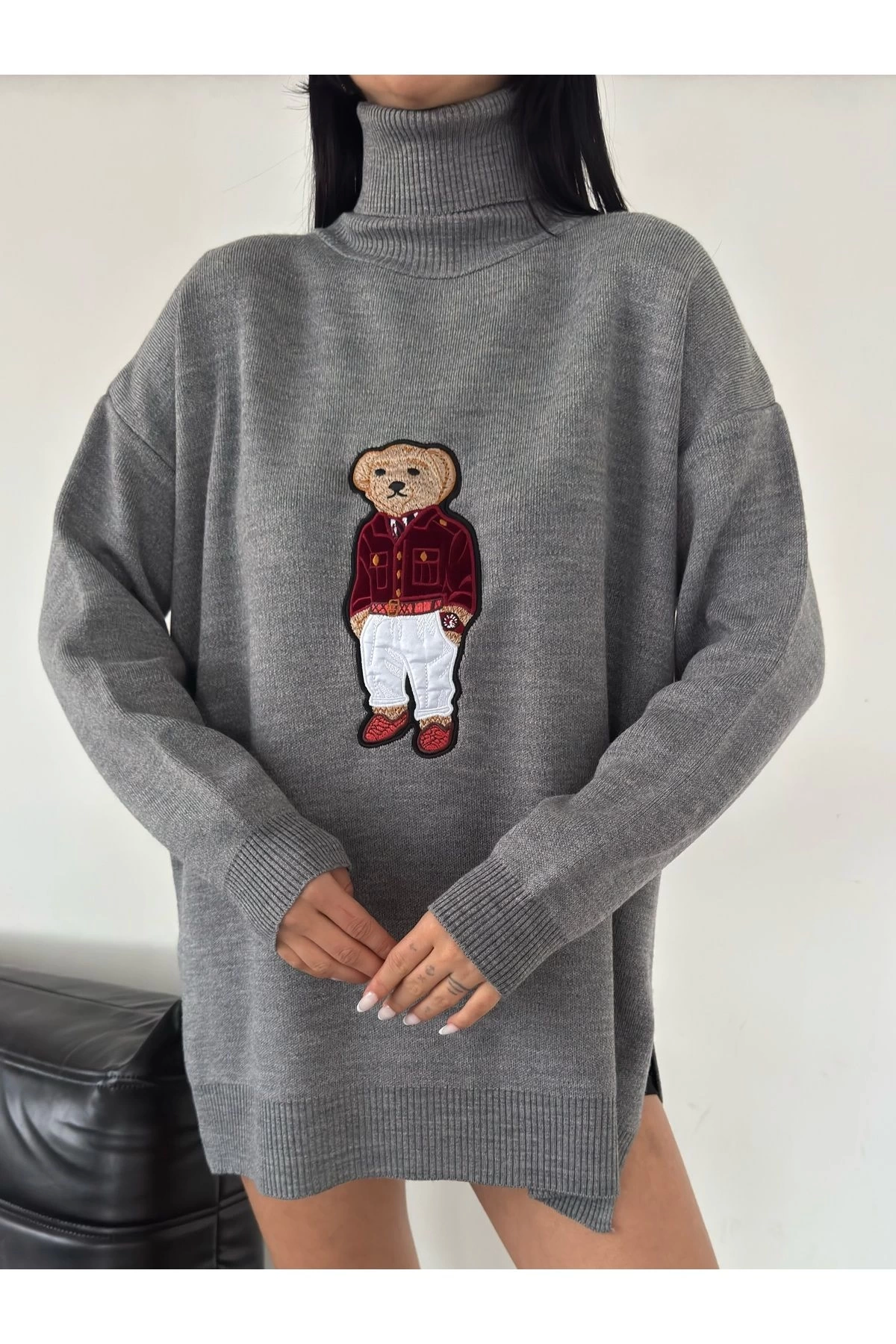Kadın Gri Oversize Ayıcıklı Oversize Balıkçı Yaka Triko Kazak