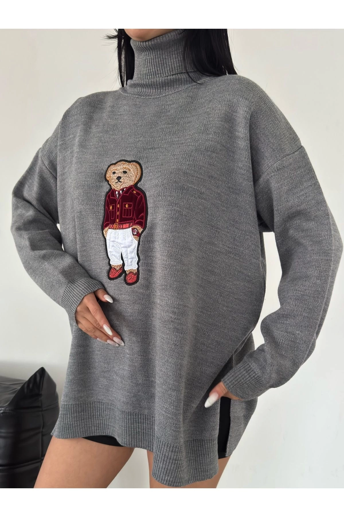 Kadın Gri Oversize Ayıcıklı Oversize Balıkçı Yaka Triko Kazak