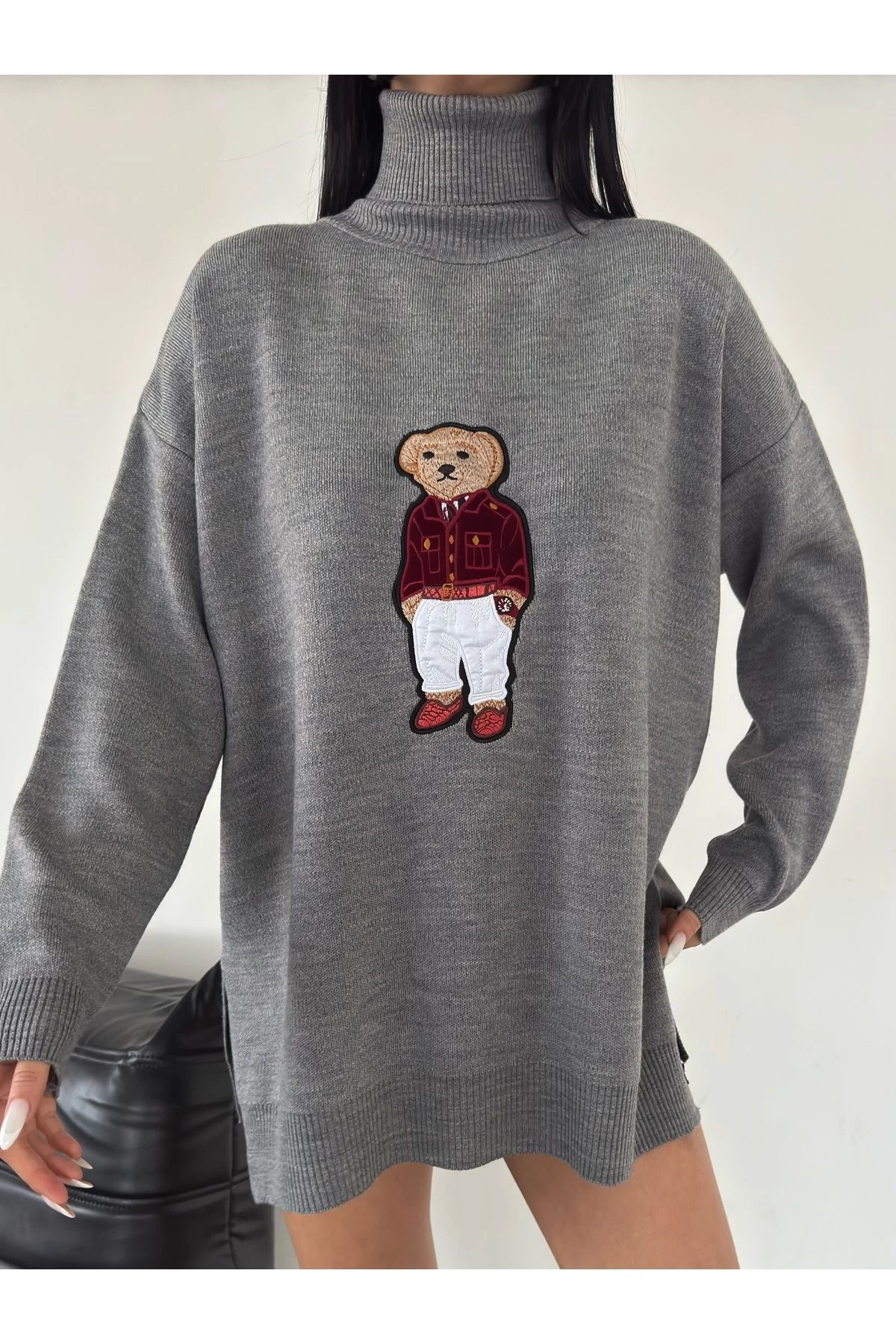 Kadın Gri Oversize Ayıcıklı Oversize Balıkçı Yaka Triko Kazak