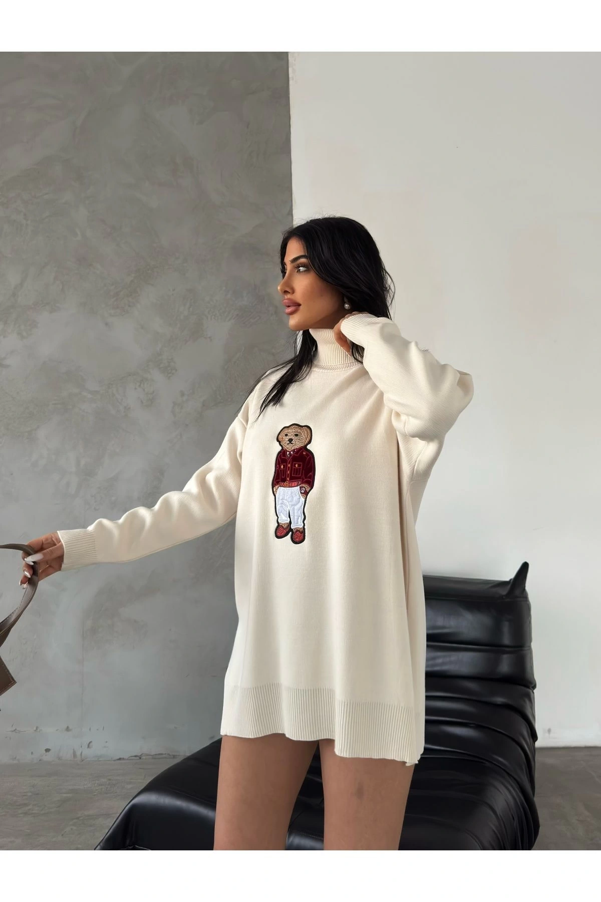 Kadın Ekru Oversize Ayıcıklı Oversize Balıkçı Yaka Triko Kazak