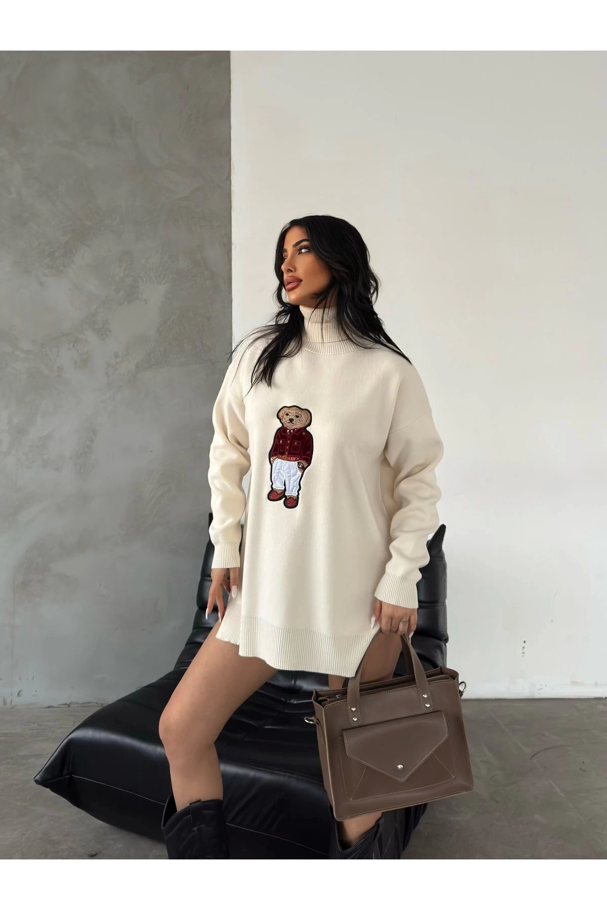 Kadın Ekru Oversize Ayıcıklı Oversize Balıkçı Yaka Triko Kazak