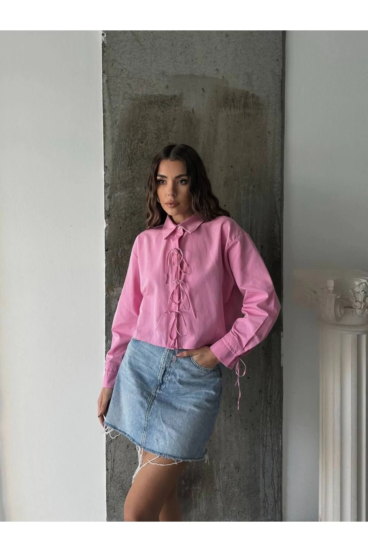 Kadın Pembe Şık Bağcık Detaylı Crop Dokuma Gömlek
