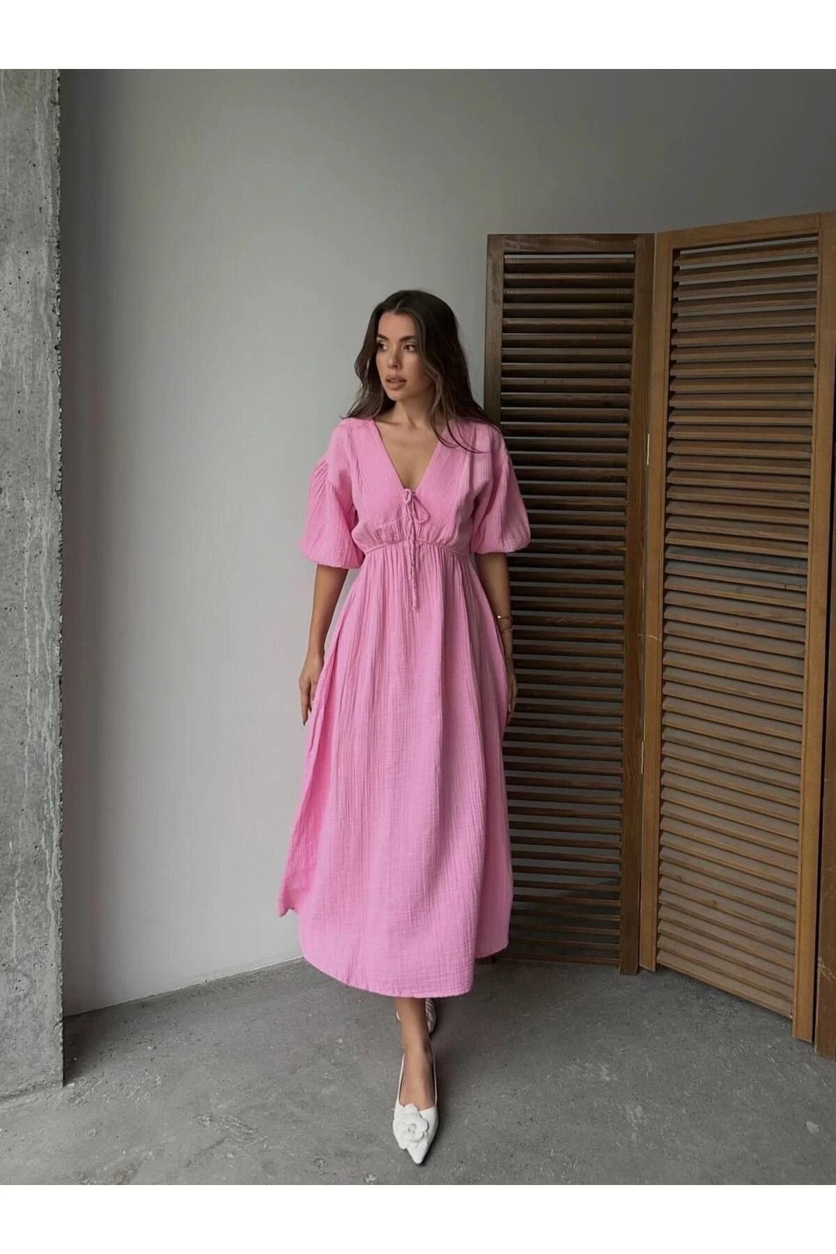 Kadın V Yaka Pembe Müslin Kumaş Kısa Kol Elbise