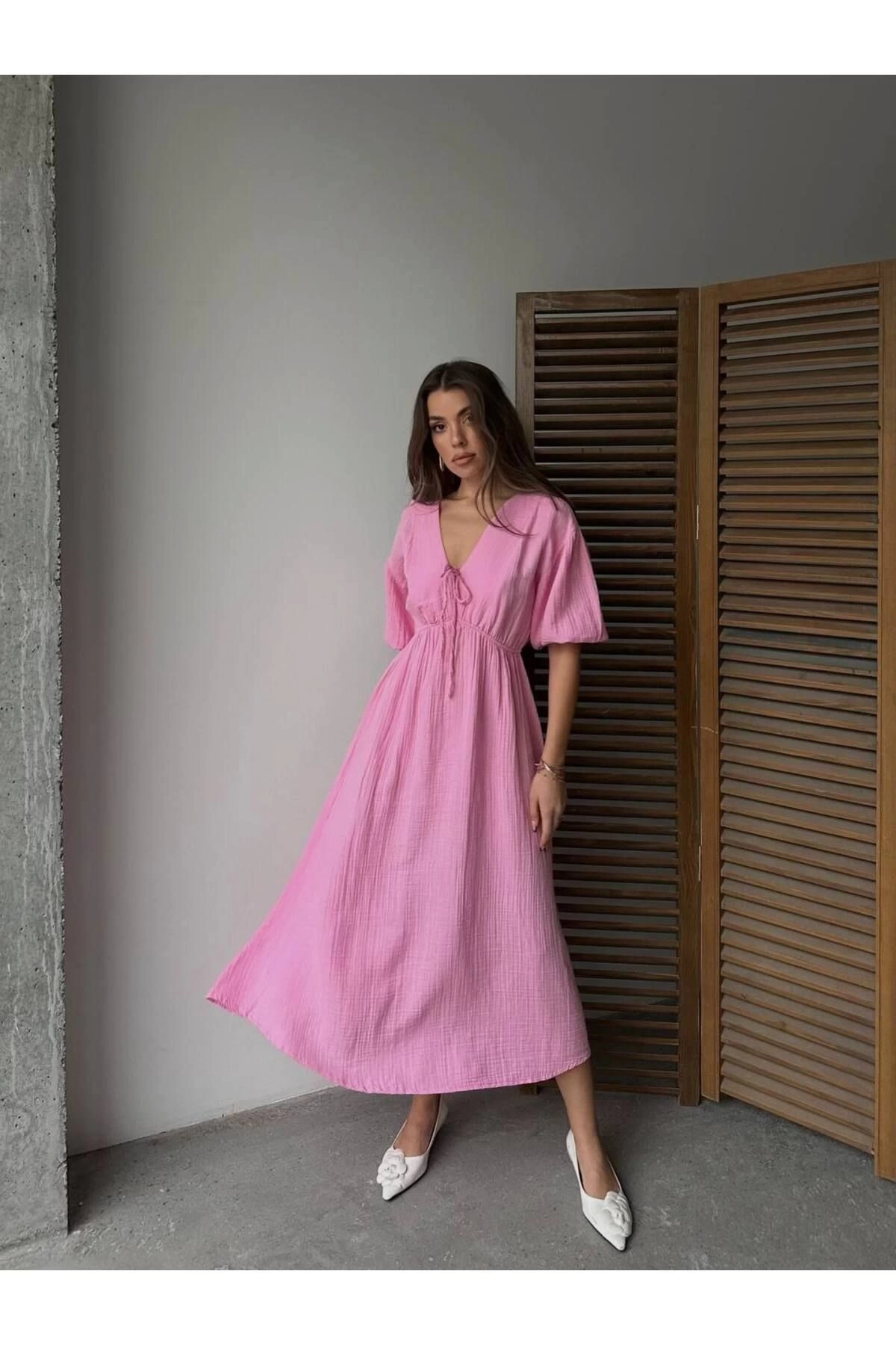 Kadın V Yaka Pembe Müslin Kumaş Kısa Kol Elbise