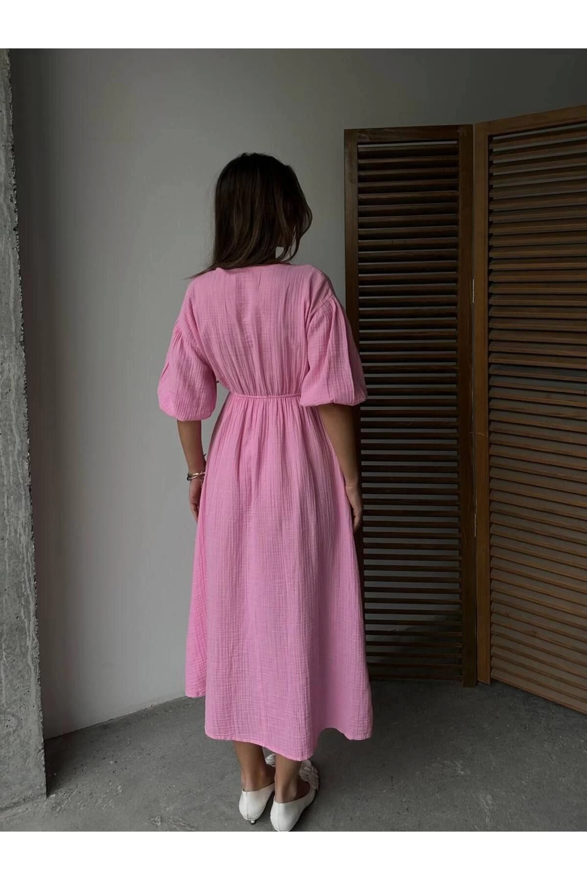 Kadın V Yaka Pembe Müslin Kumaş Kısa Kol Elbise