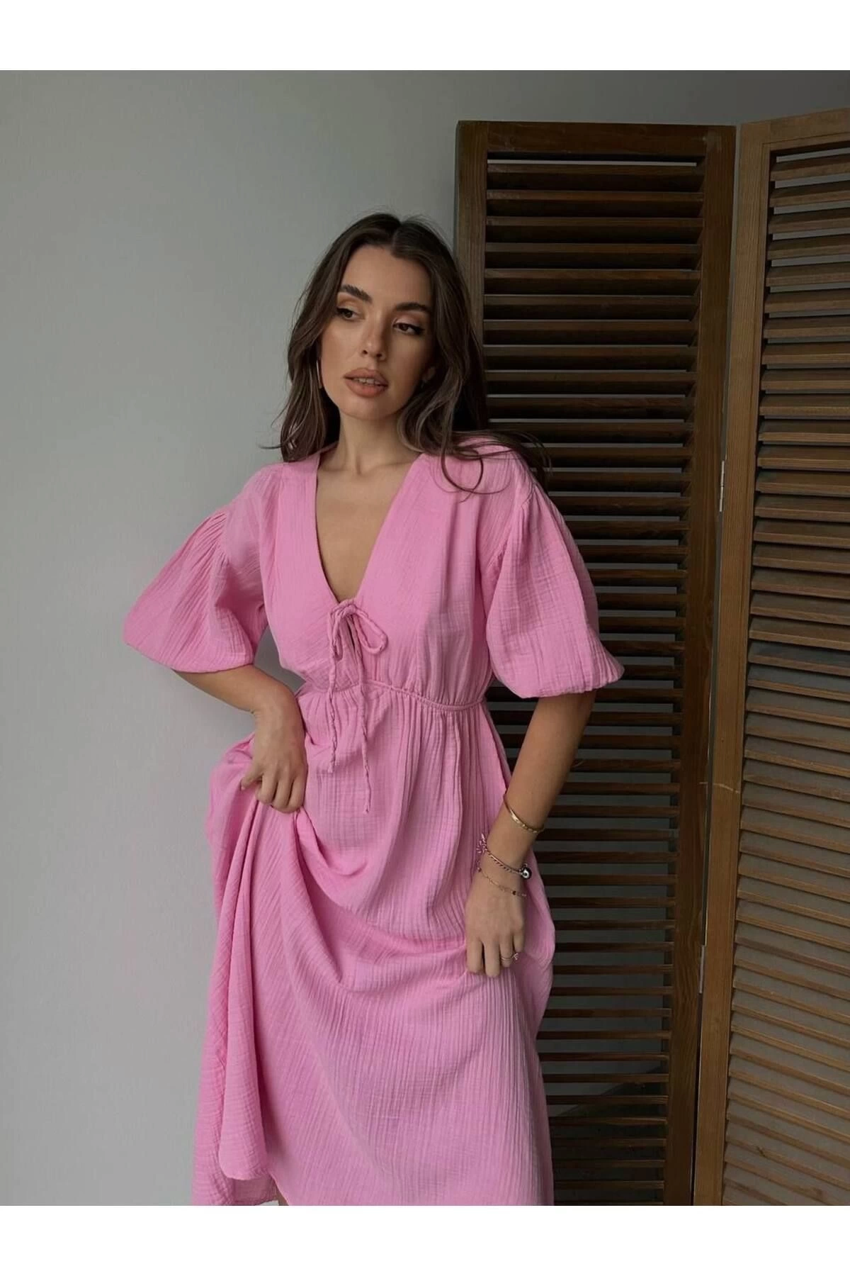 Kadın V Yaka Pembe Müslin Kumaş Kısa Kol Elbise