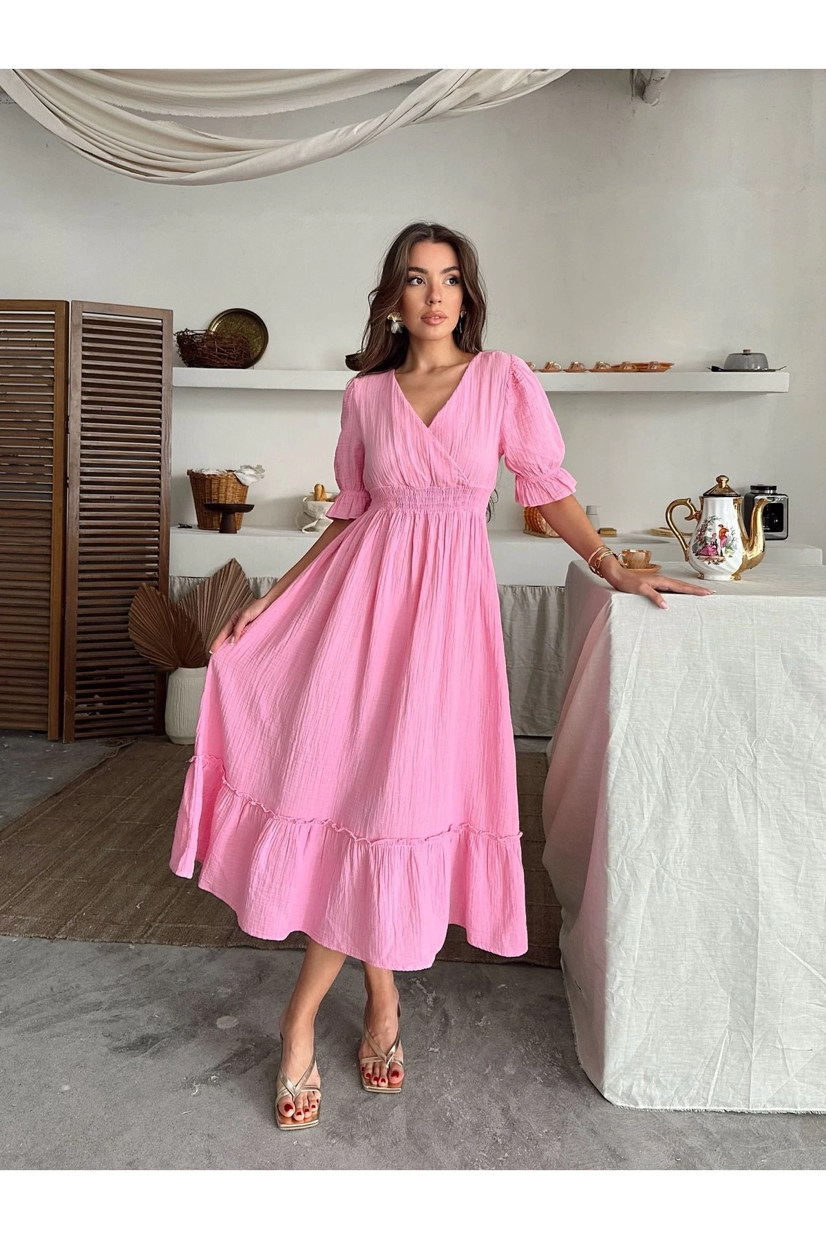 Kadın Pembe V Yaka Beli Lastikli Büzgülü Müslin Kumaş Kısa Kol Elbise