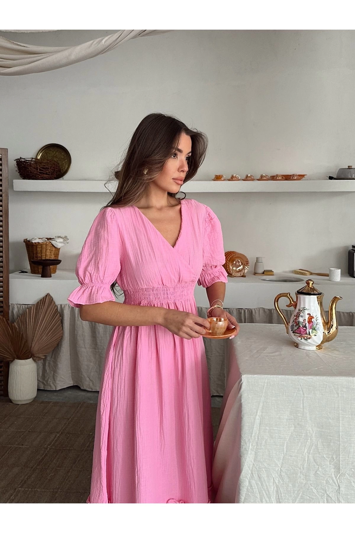 Kadın Pembe V Yaka Beli Lastikli Büzgülü Müslin Kumaş Kısa Kol Elbise