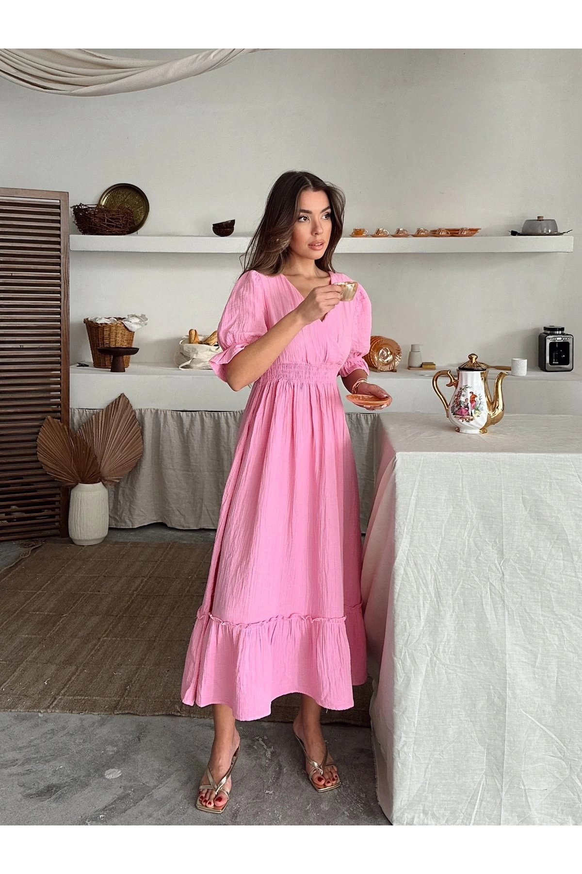Kadın Pembe V Yaka Beli Lastikli Büzgülü Müslin Kumaş Kısa Kol Elbise