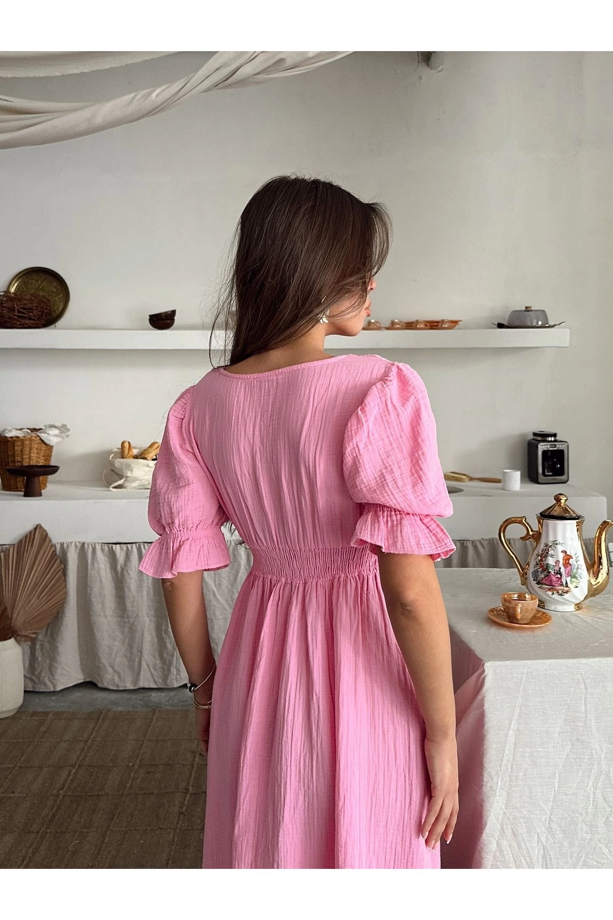 Kadın Pembe V Yaka Beli Lastikli Büzgülü Müslin Kumaş Kısa Kol Elbise