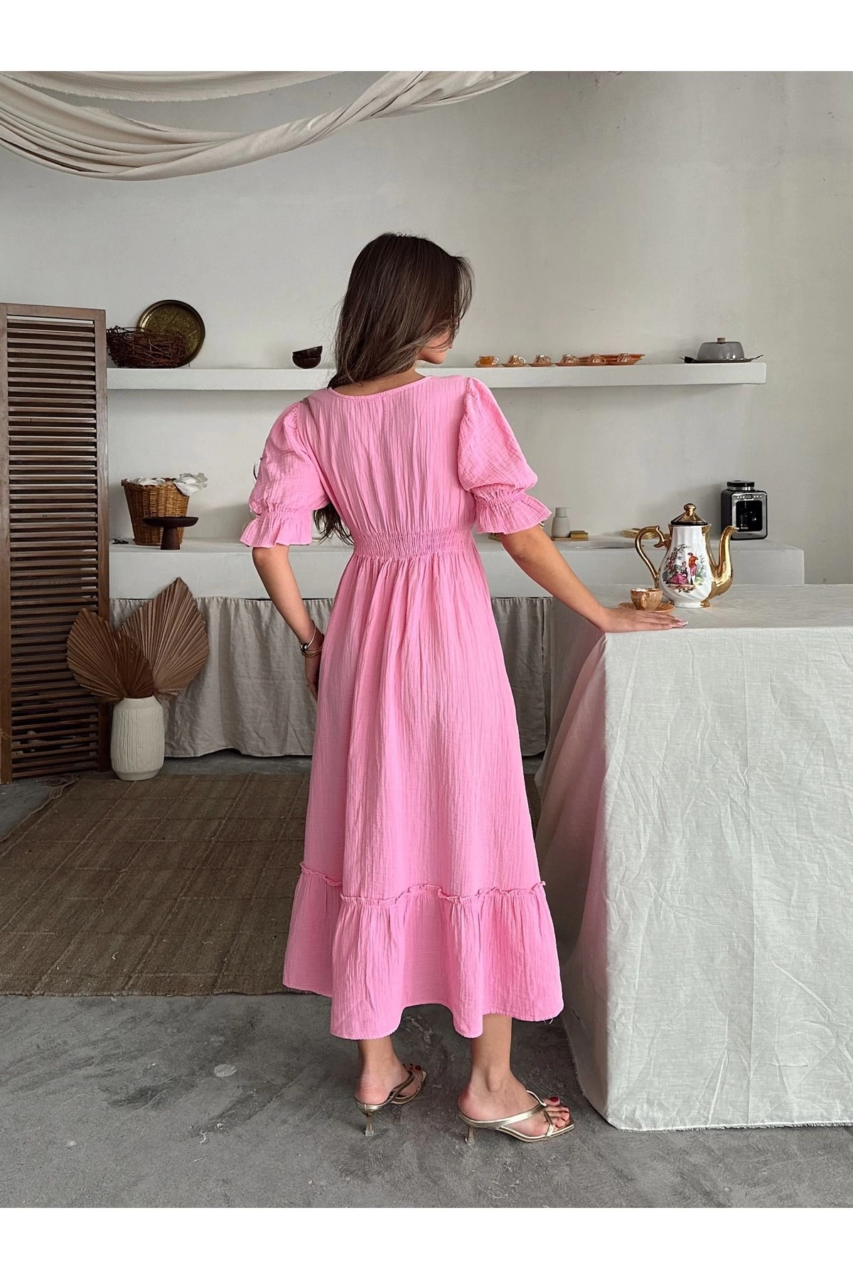 Kadın Pembe V Yaka Beli Lastikli Büzgülü Müslin Kumaş Kısa Kol Elbise