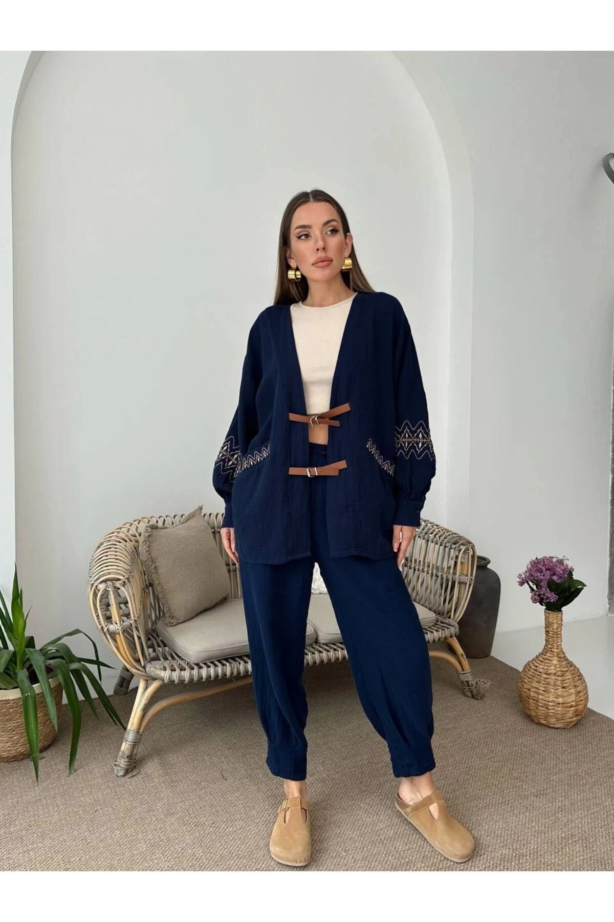 Kadın Lacivert Nakış Ve Kemer detaylı Balon Kol Müslin Kumaş Premium Kimono