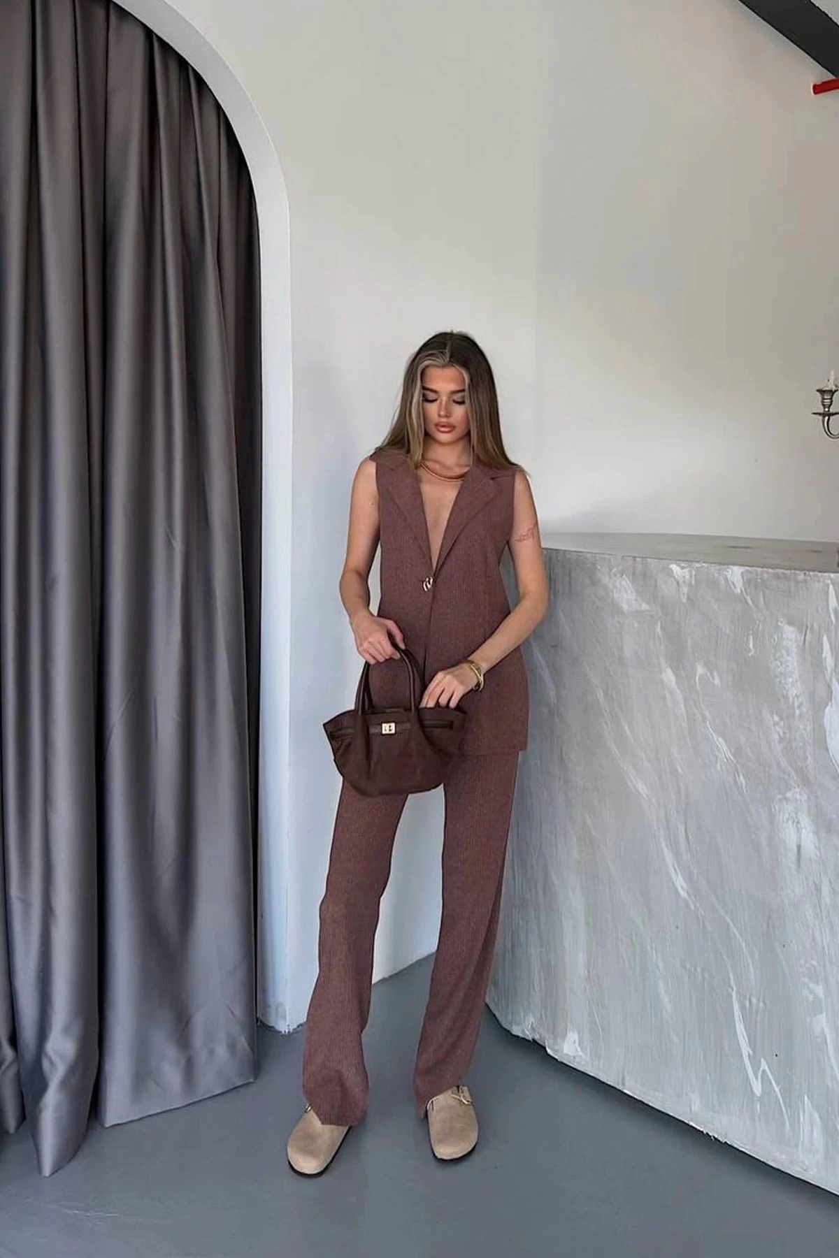Kadın Kahverengi Şık Düğme Detaylı Ağaç Kabuğu Kumaş Yelek Pantolon Alt Üst İkili Yazlık Takım