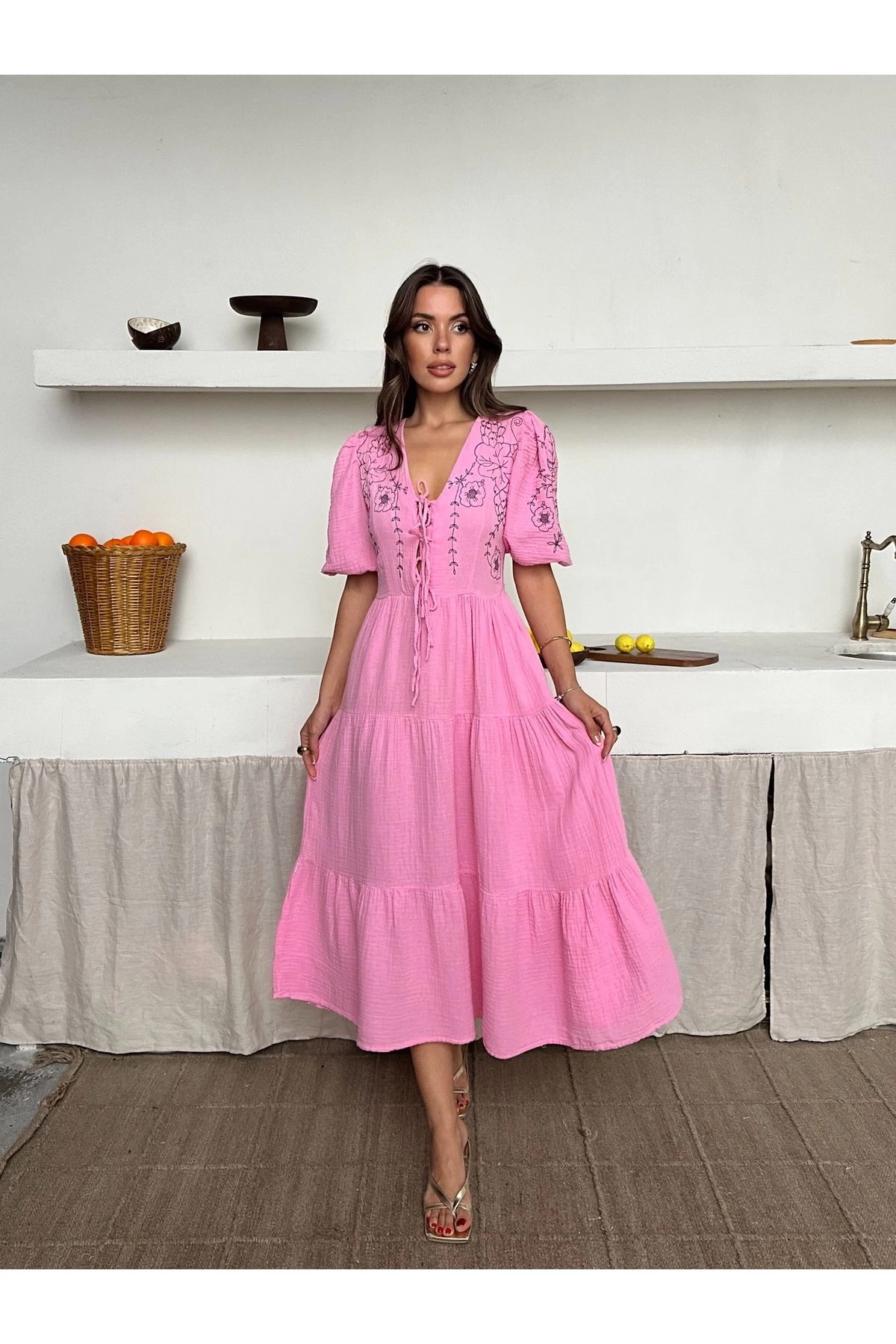 Kadın Pembe Astarlı V Yaka Şık Desenli Müslin Kumaş Kısa Kol Elbise