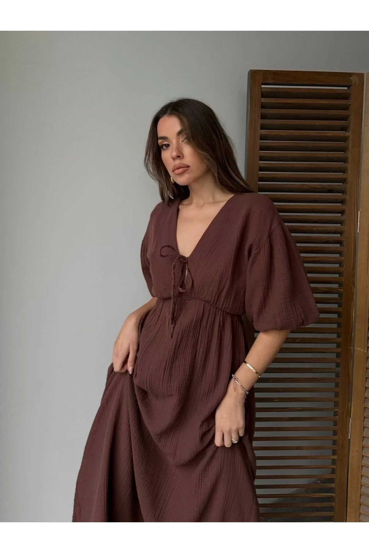 Kadın V Yaka Kahverengi Müslin Kumaş Kısa Kol Elbise (Yeni Renk)