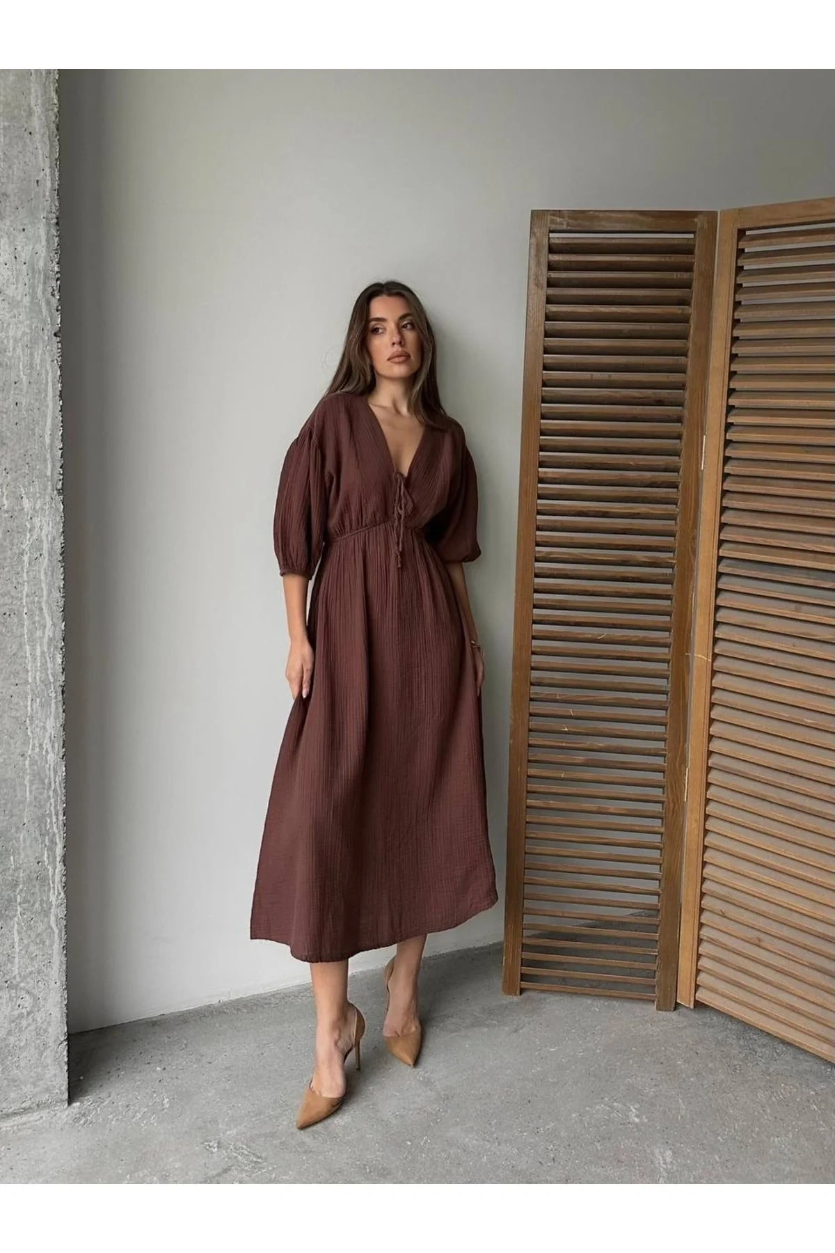 Kadın V Yaka Kahverengi Müslin Kumaş Kısa Kol Elbise (Yeni Renk)