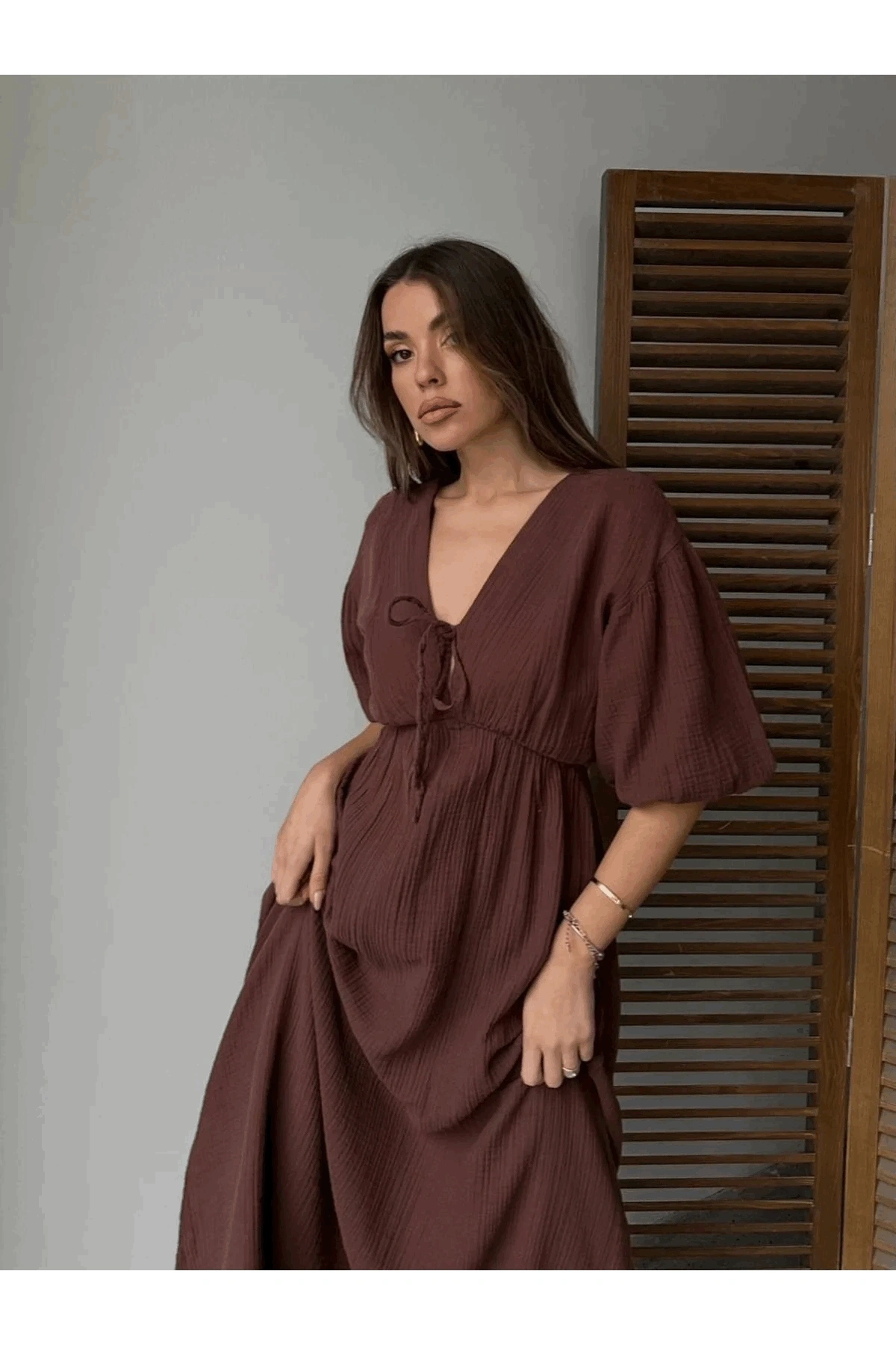 Kadın V Yaka Kahverengi Müslin Kumaş Kısa Kol Elbise (Yeni Renk)