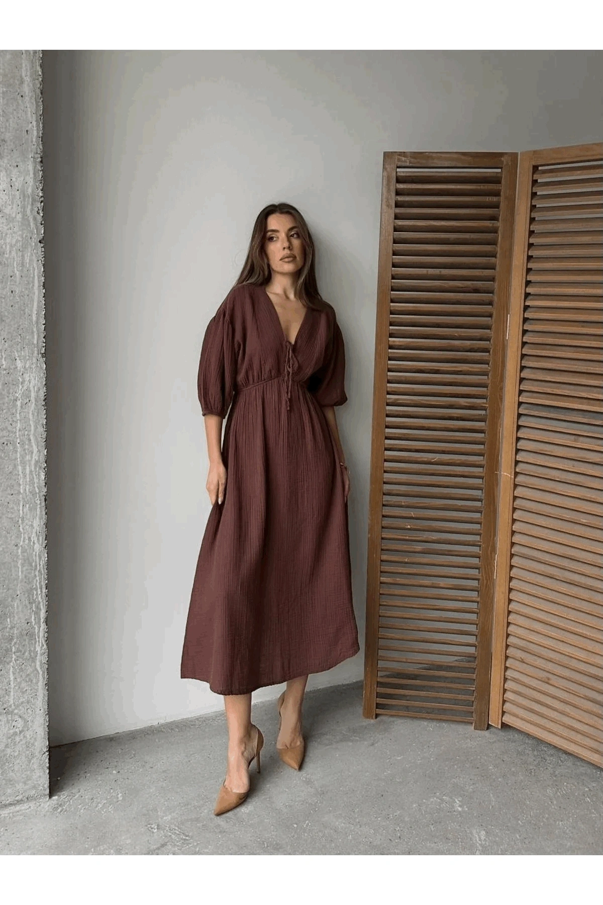 Kadın V Yaka Kahverengi Müslin Kumaş Kısa Kol Elbise (Yeni Renk)