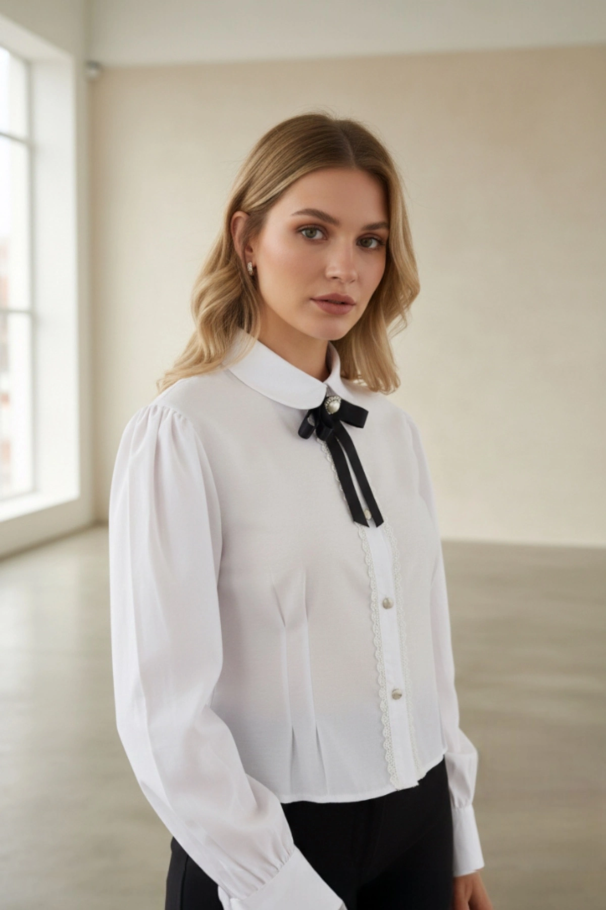 Kadın Beyaz Fiyonk ve Detaylı Şık Gömlek