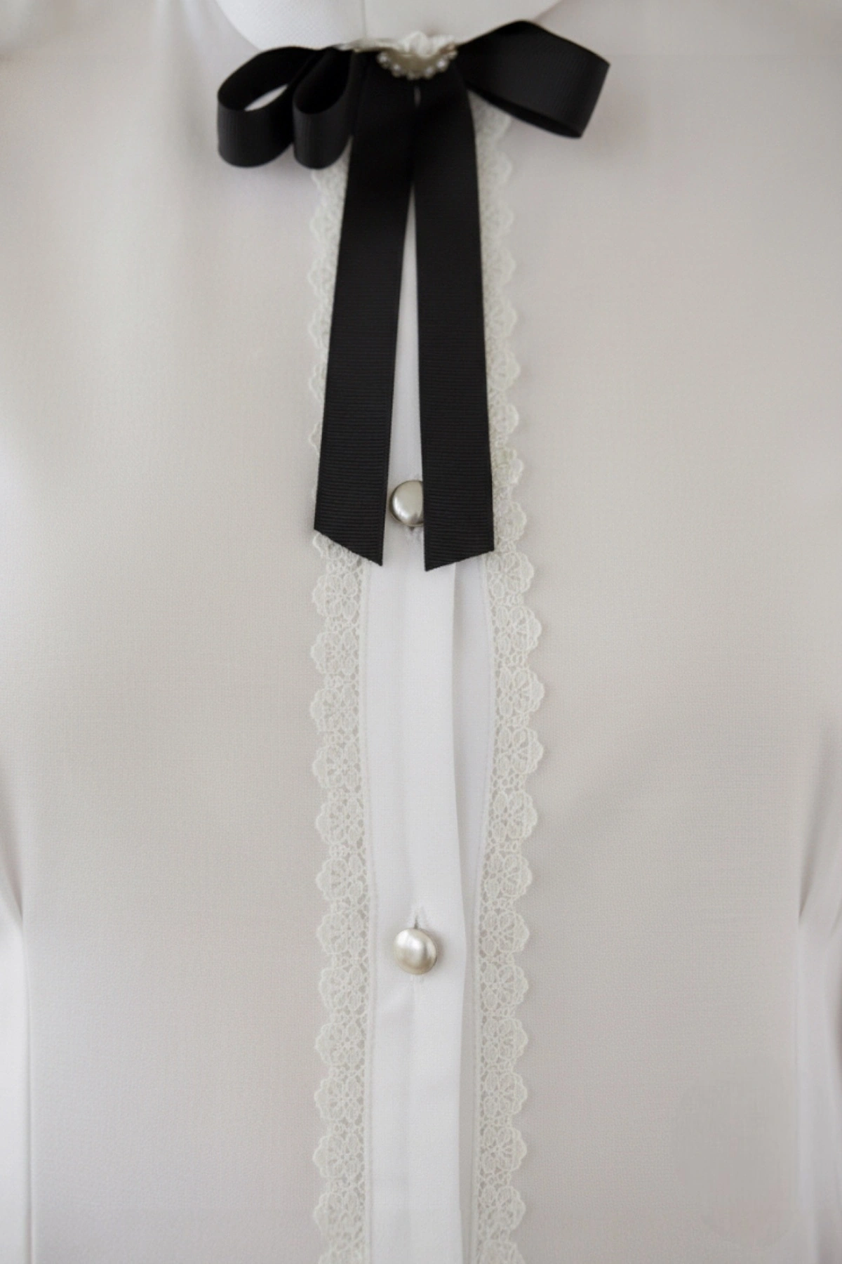 Kadın Beyaz Fiyonk ve Detaylı Şık Gömlek