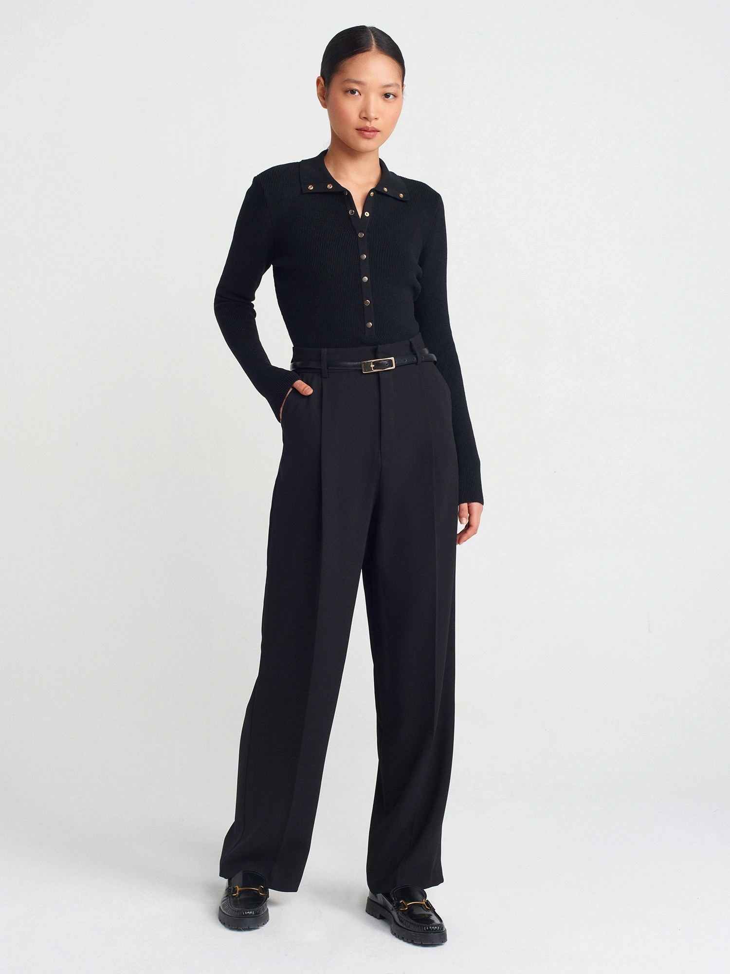 Kadın Siyah  Dik Yaka Çıtçıtlı Uzun Kol Triko Kazak