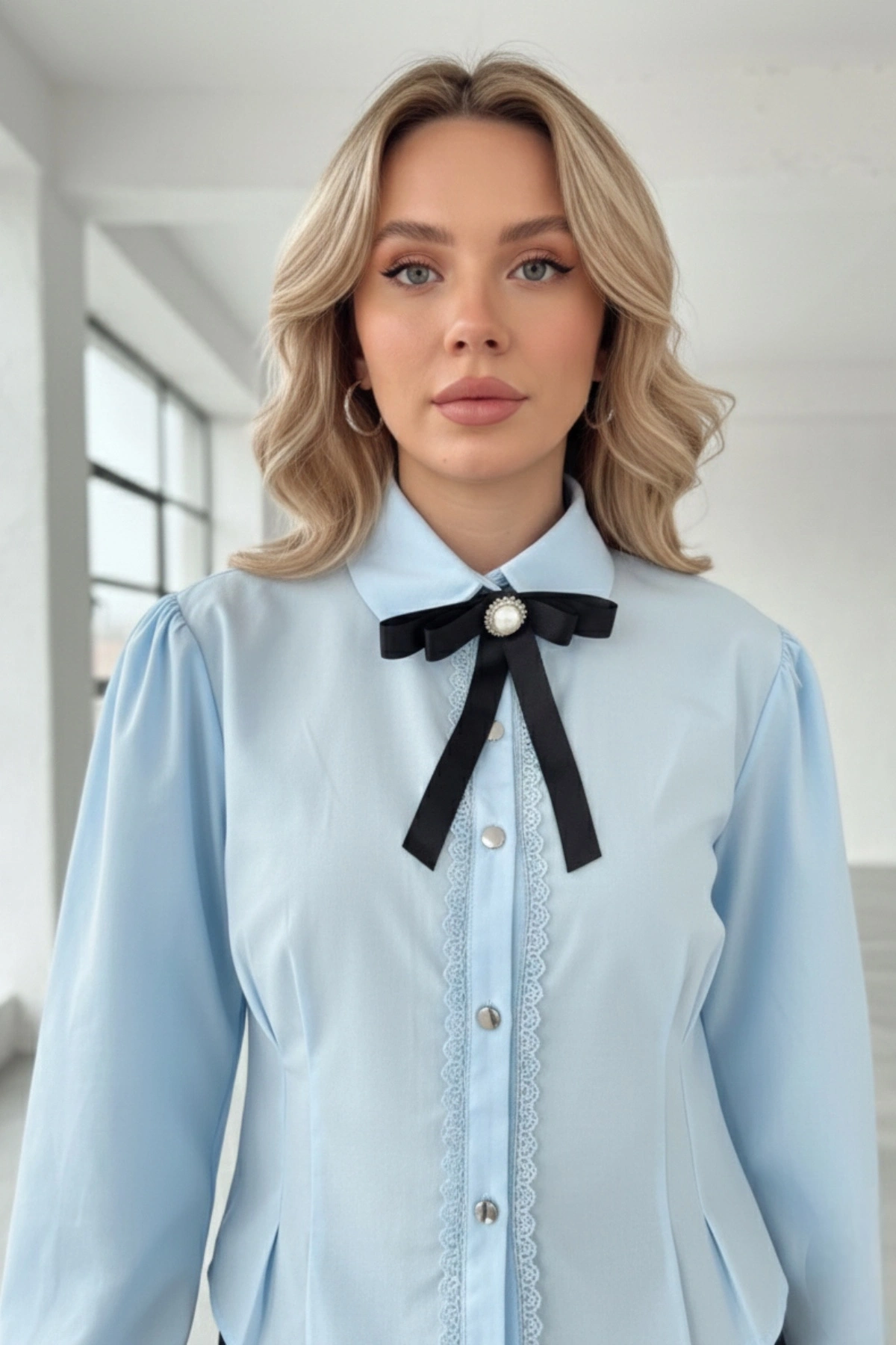 Kadın Mavi Fiyonk ve Detaylı Şık Gömlek