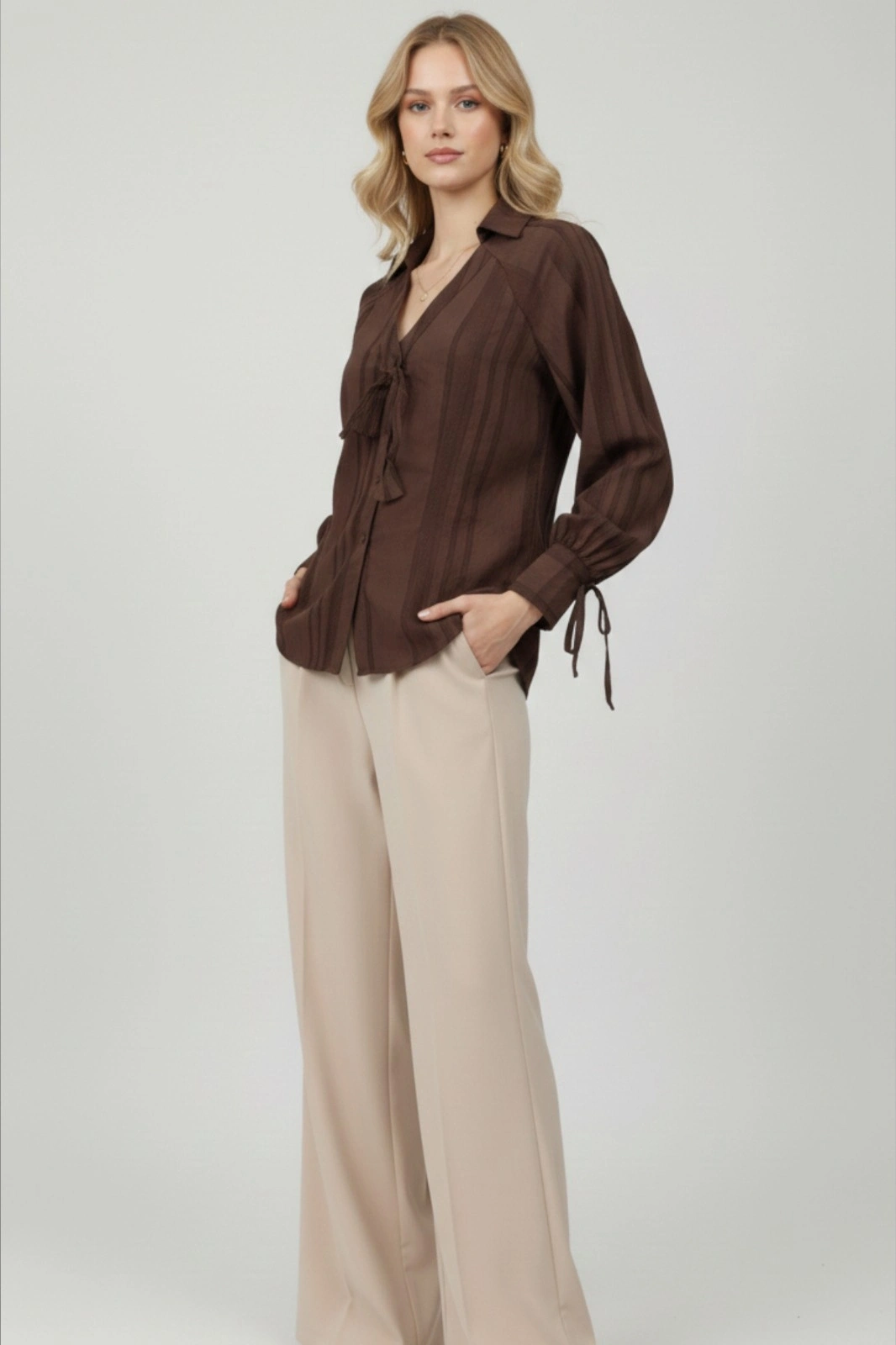 Kadın Kahverengi Bağlamalı Detaylı V Yaka Gömlek