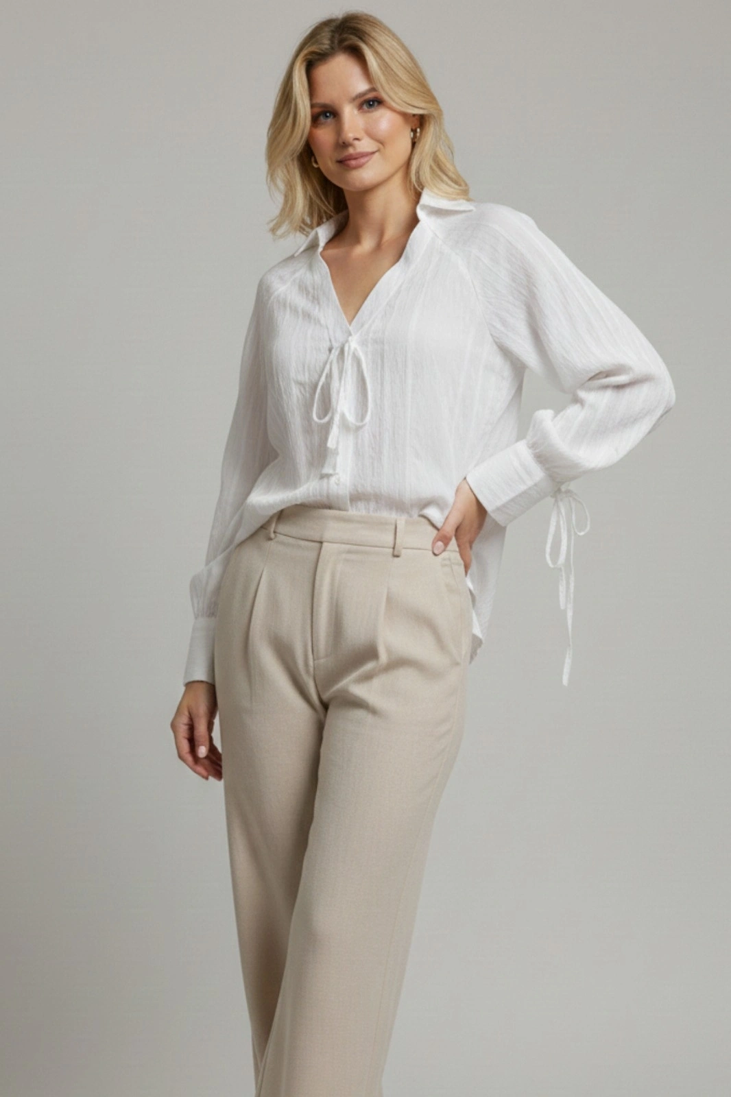 Kadın Beyaz Bağlamalı Detaylı V Yaka Gömlek