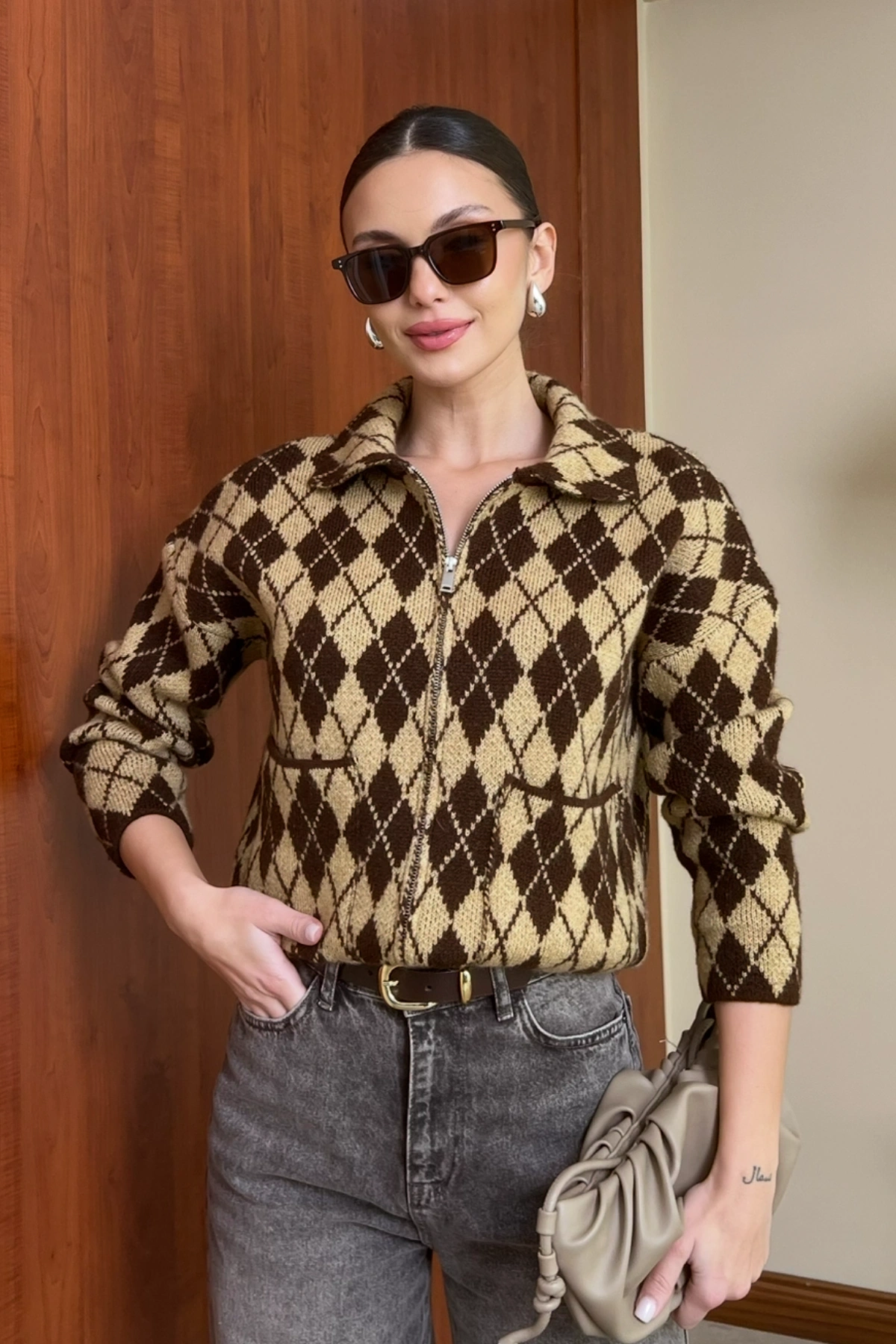 Kadın Kahverengi Polo yaka Çift Cep Detaylı Baklava Desen Premium Hırka