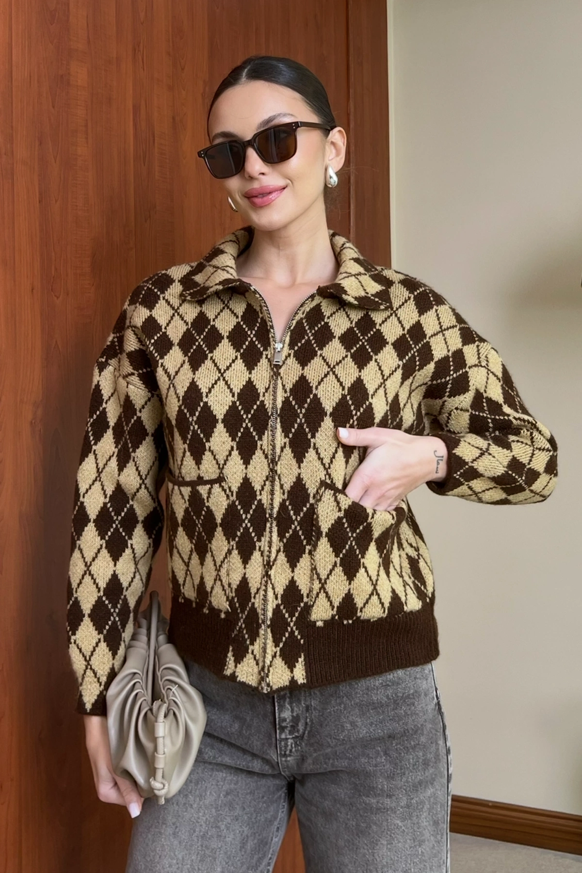 Kadın Kahverengi Polo yaka Çift Cep Detaylı Baklava Desen Premium Hırka