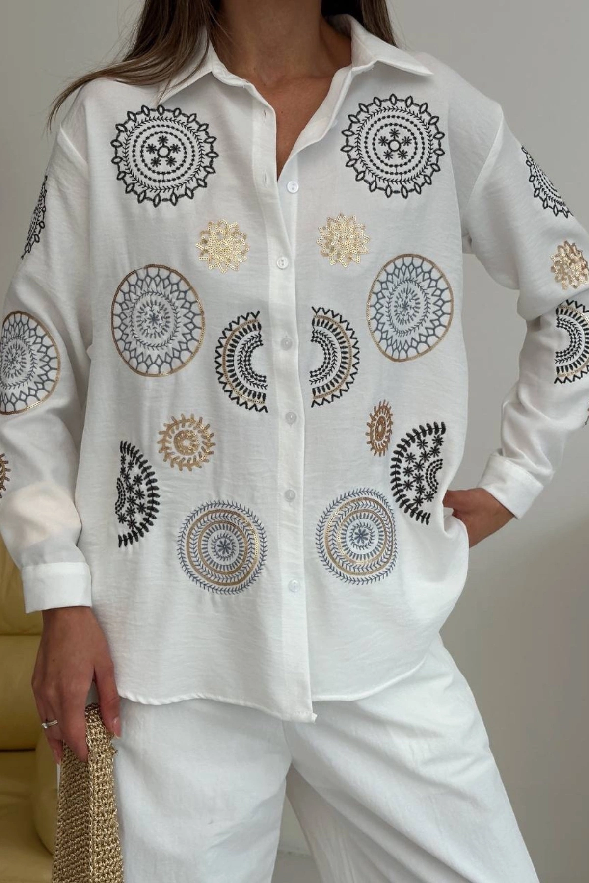 Kadın Beyaz Nakış Ve Pul İşlemeli Uzun Kol Keten Gömlek