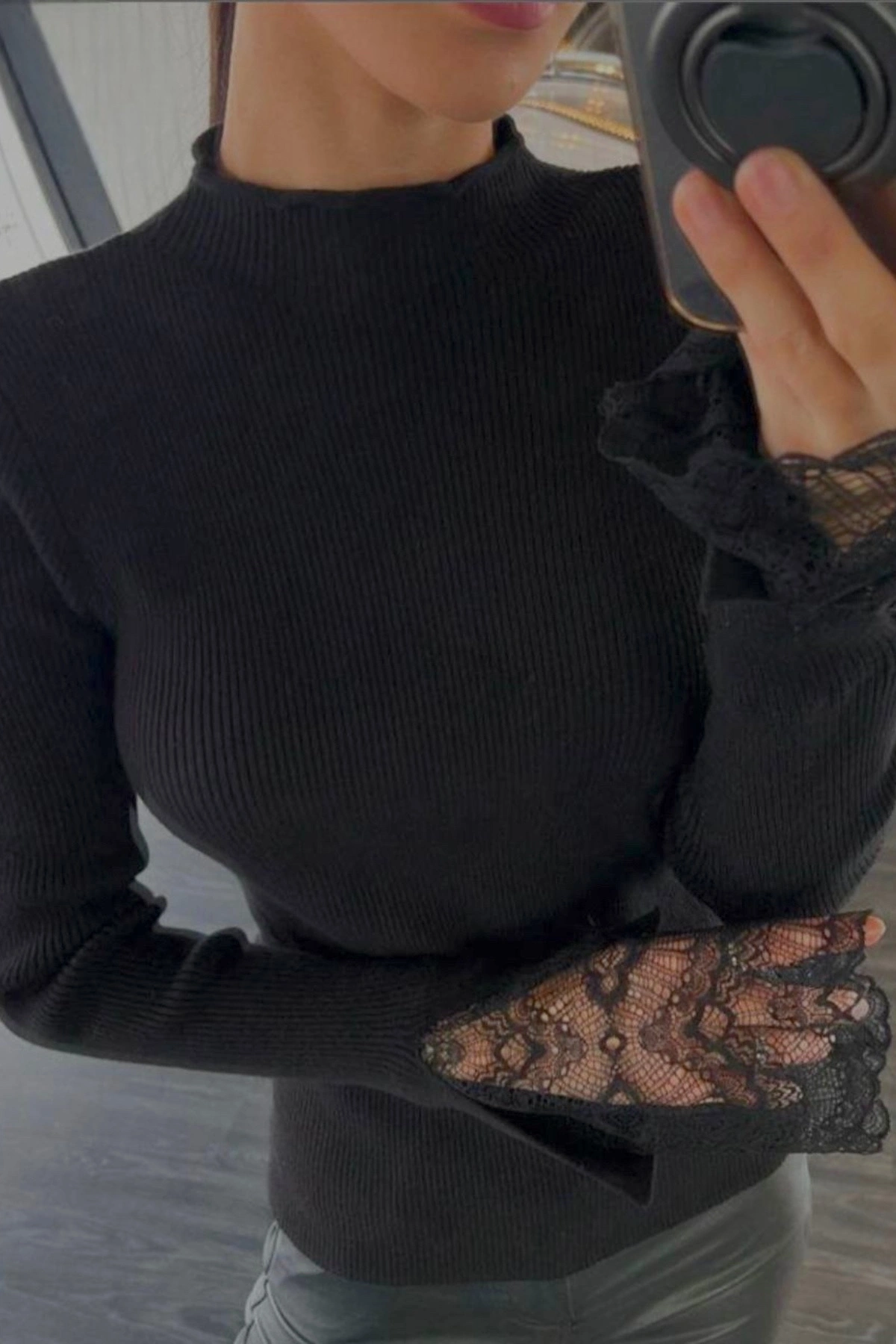 Kadın Siyah Yarım Balıkçı Yaka Dantel Kol Detaylı Fitilli Triko Bluz (S/M Beden)