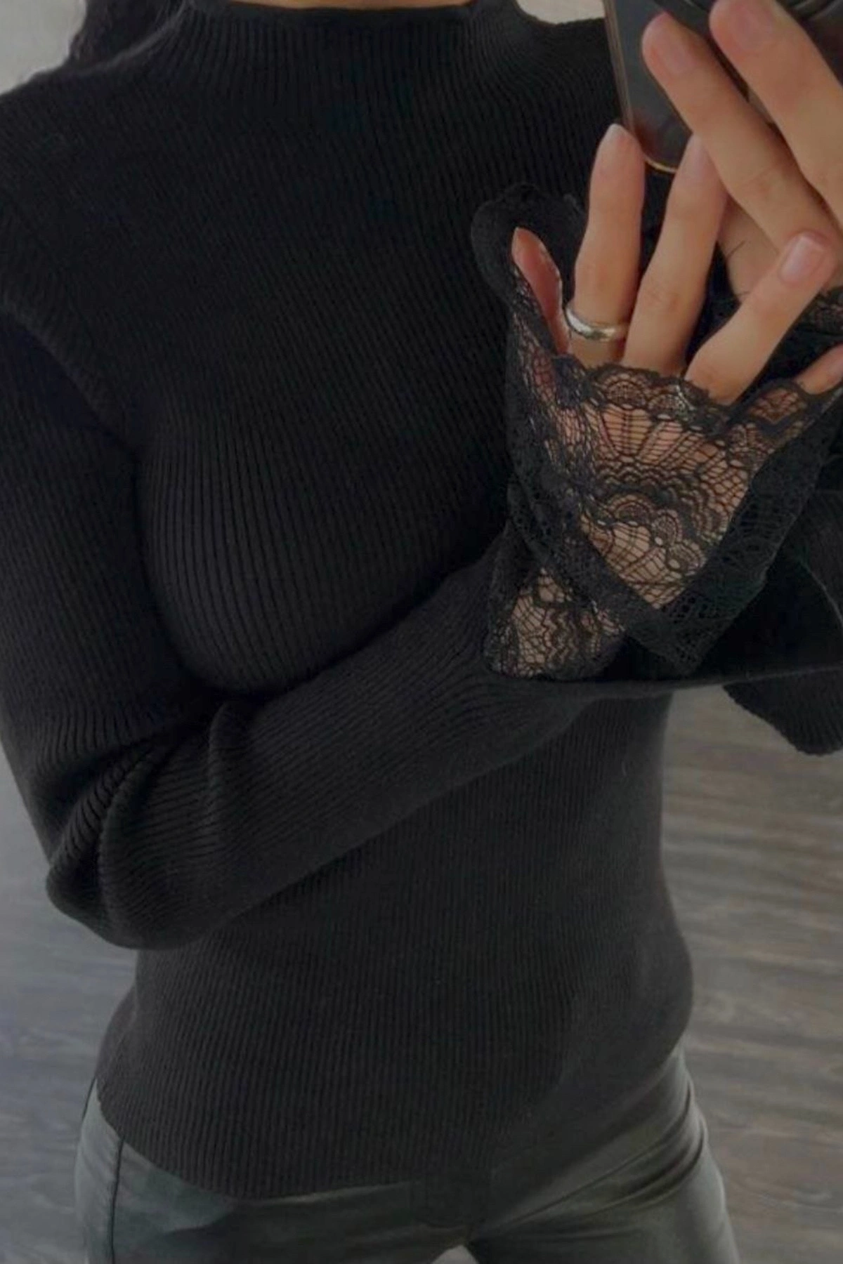 Kadın Siyah Yarım Balıkçı Yaka Dantel Kol Detaylı Fitilli Triko Bluz (S/M Beden)