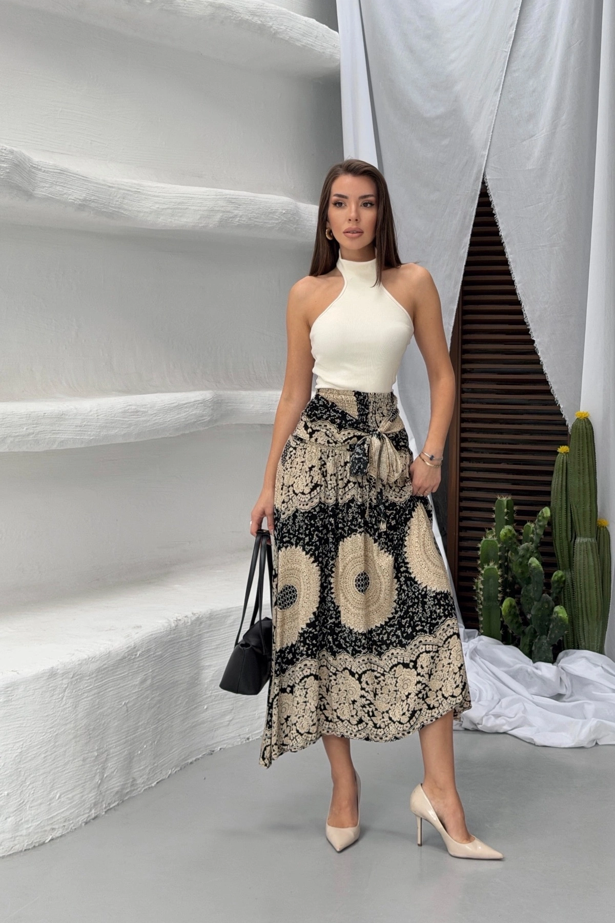 Kadın Siyah Yüksek Bel Bağlama Detaylı Şık Etnik Desenli Asimetrik Kesim Midi Etek