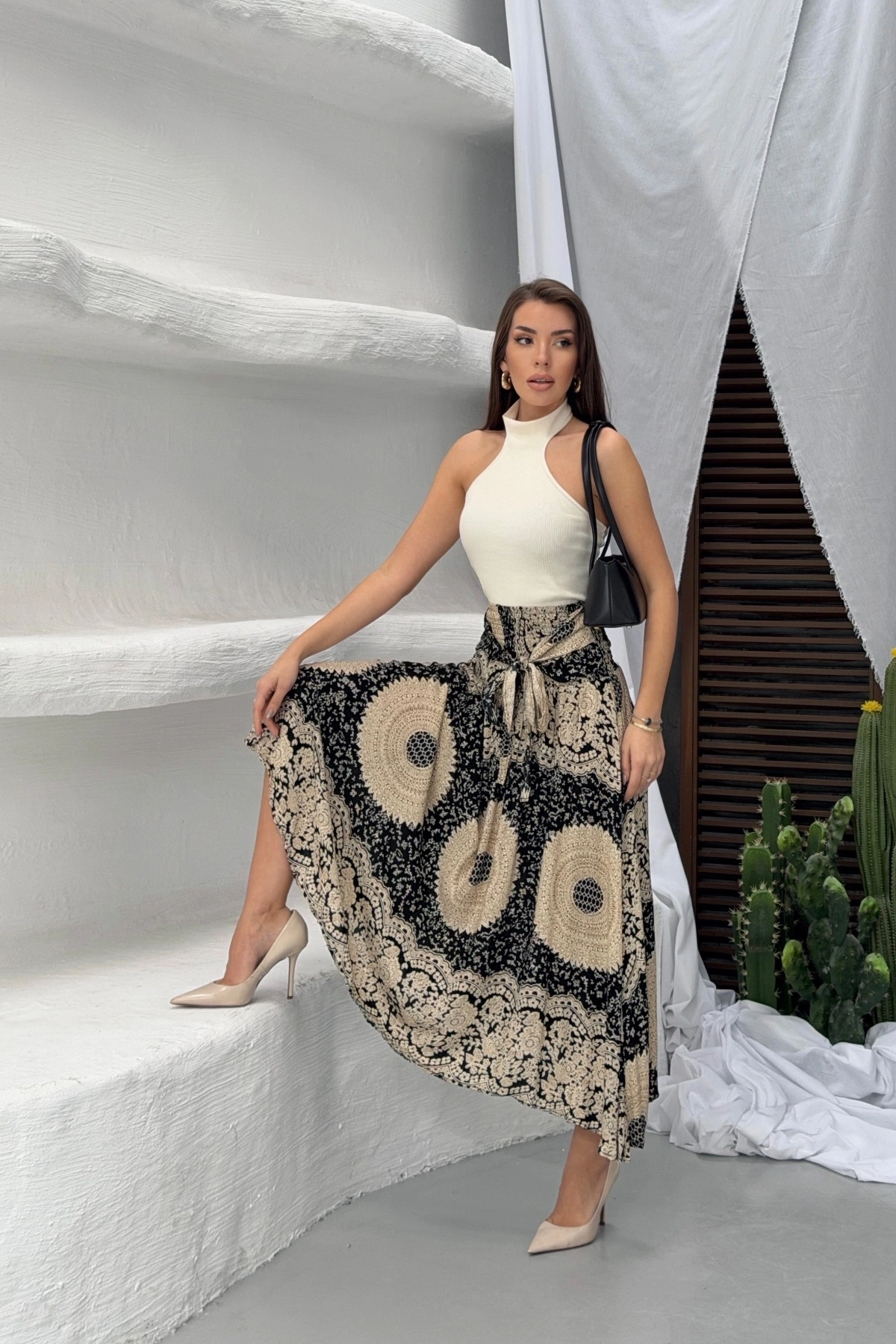 Kadın Siyah Yüksek Bel Bağlama Detaylı Şık Etnik Desenli Asimetrik Kesim Midi Etek
