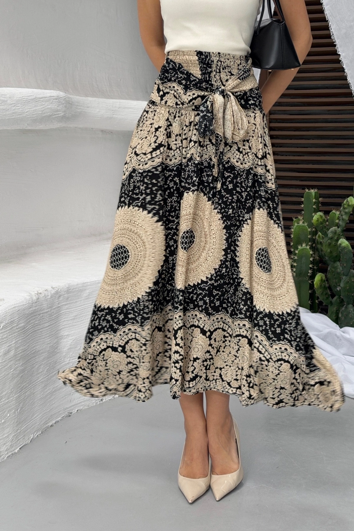 Kadın Siyah Yüksek Bel Bağlama Detaylı Şık Etnik Desenli Asimetrik Kesim Midi Etek