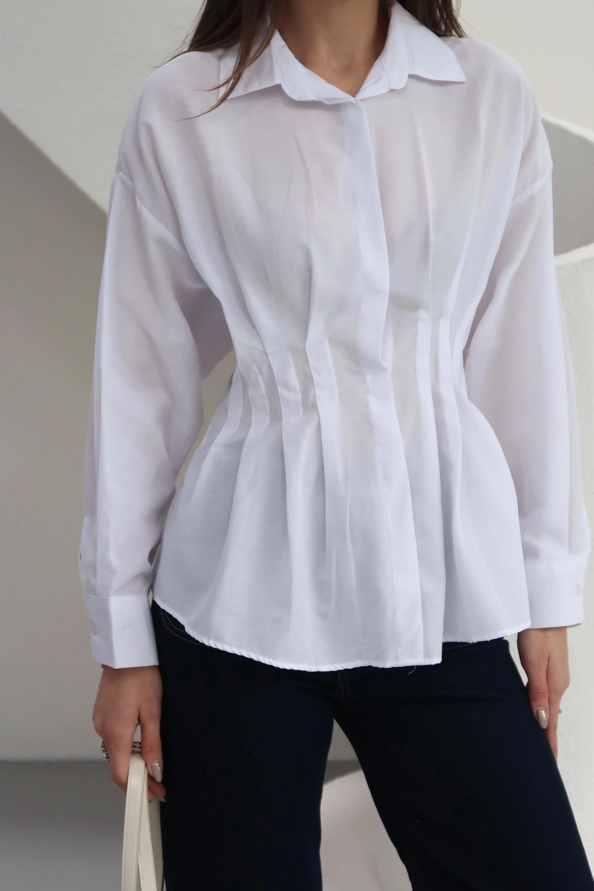 Kadın Beyaz Şık Belden Oturmalı Pensli Uzun Kol Gömlek