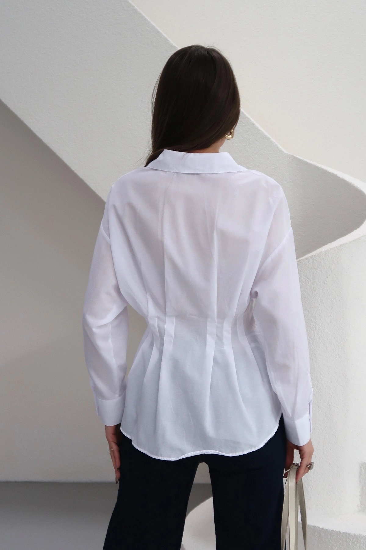 Kadın Beyaz Şık Belden Oturmalı Pensli Uzun Kol Gömlek