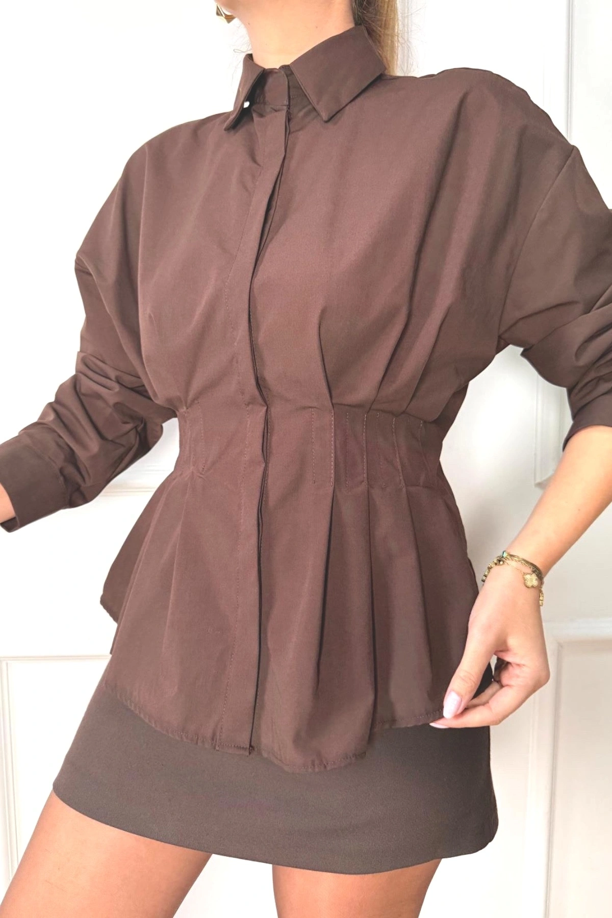 Kadın Kahverengi Şık Belden Oturmalı Pensli Uzun Kol Gömlek